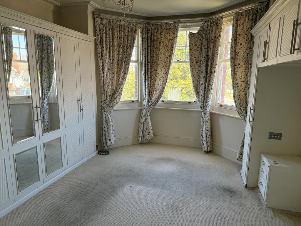 Lot: 62 - SUBSTANTIAL DETACHED PROPERTY AND LAND WITH POTENTIAL - First floor flat main bedroom